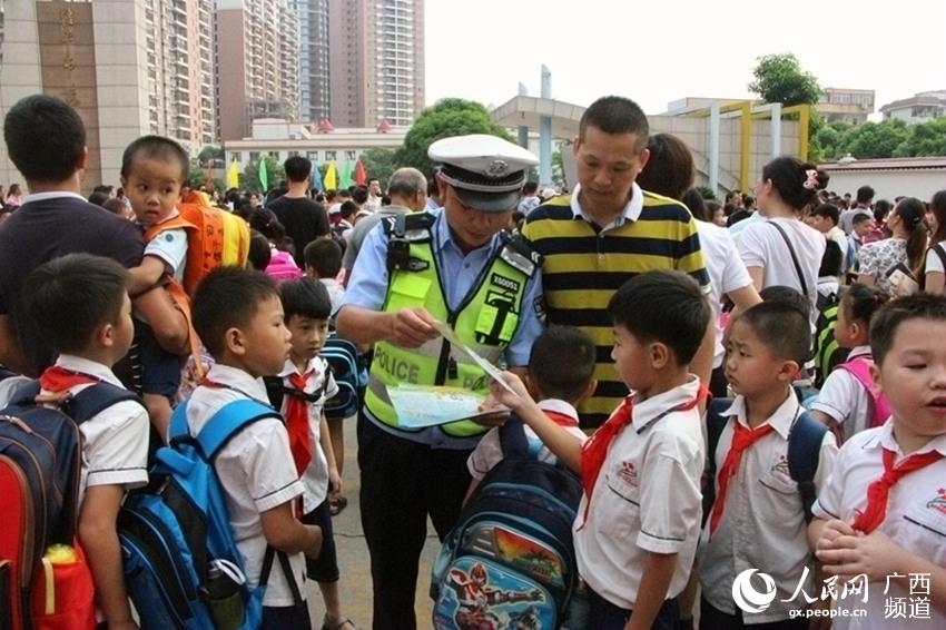 桂平市公安局:开学第一天坚守护学岗
