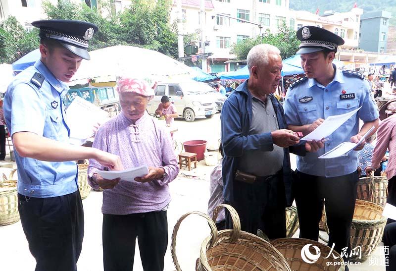 民警進村屯、圩亭宣傳社保知識