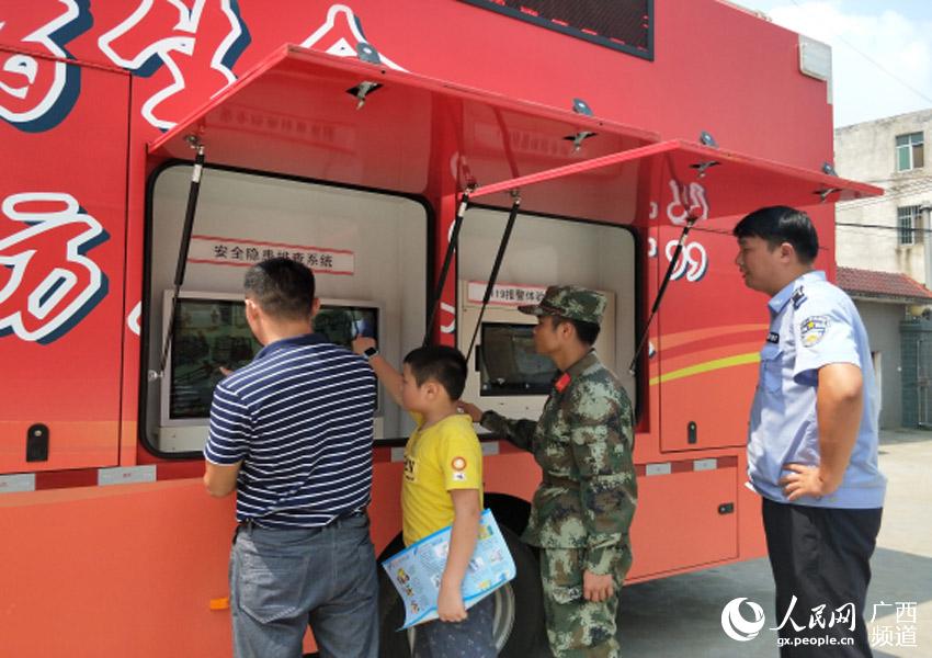 柳東大隊聯動多部門消防宣傳車進農村