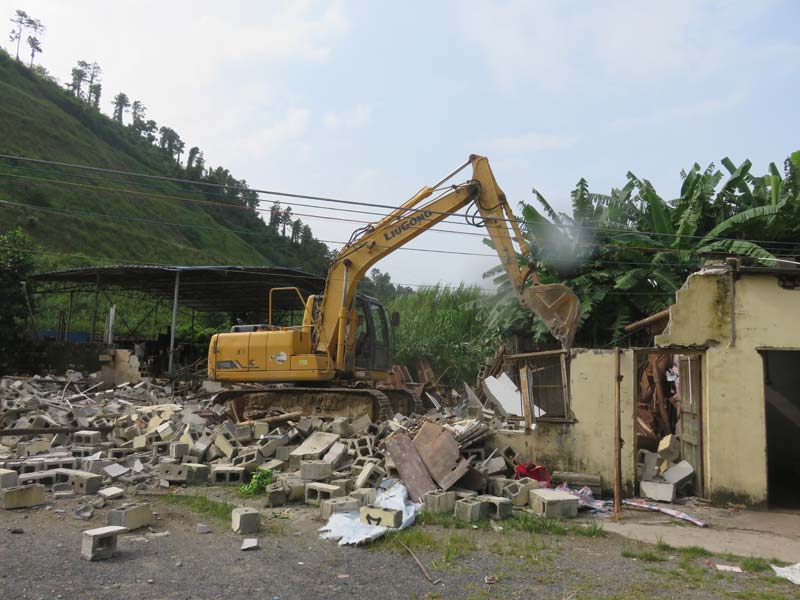 港口区拆除两处危险违章建筑