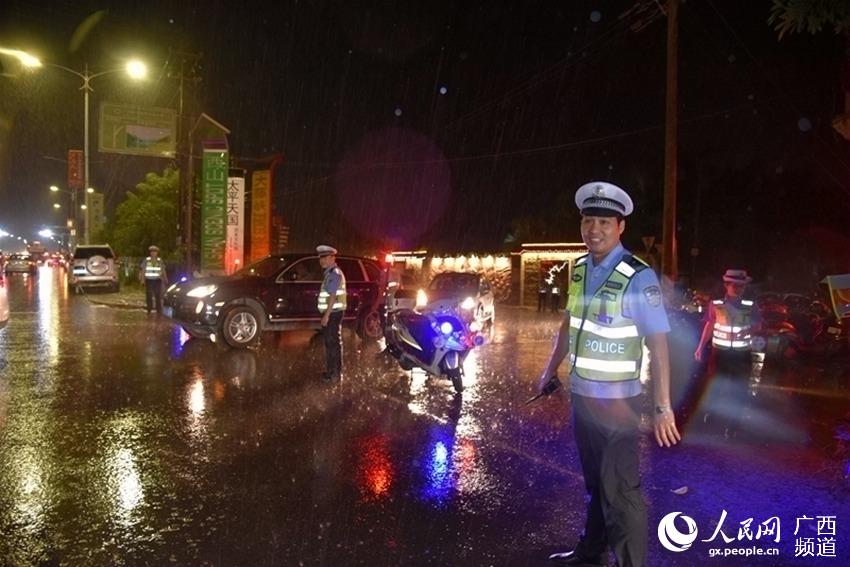 桂平市公安局:中秋节全力维护道路交通安全秩