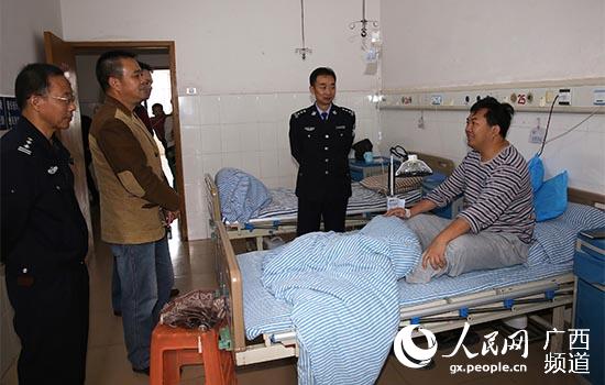 副縣長、公安局長蘇良（右二）看望慰問住院民警