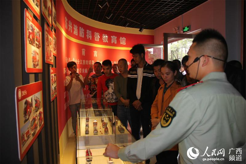 东兴市举行首届越南华侨消防技能比拼活动