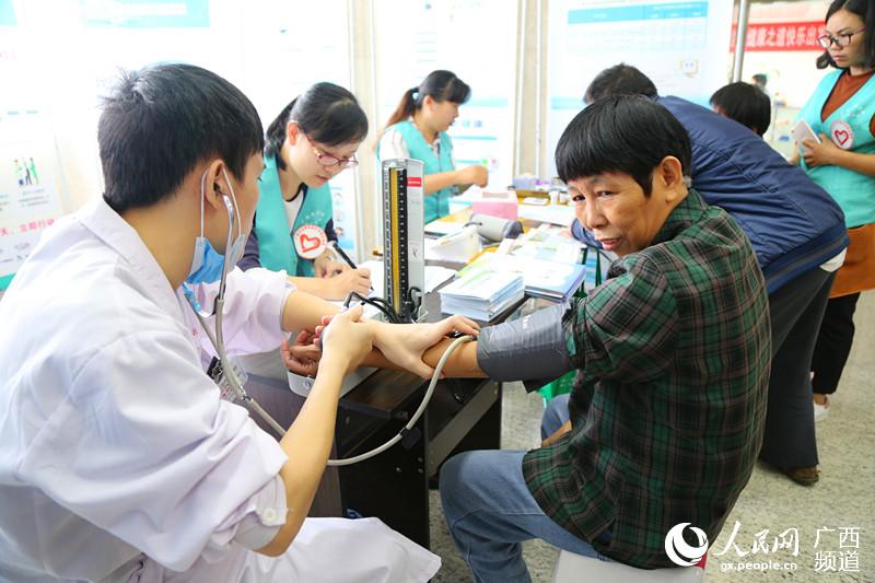 广西民族医院举办2017年联合国糖尿病日大型