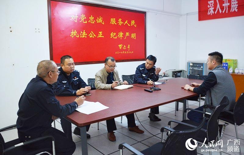 南丹縣護路辦到南丹鐵路派出所召開座談會，研究護路工作。