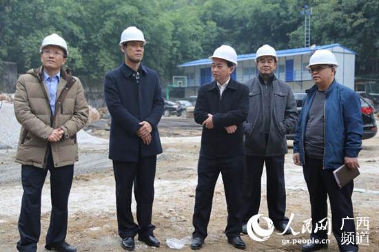 河池市委常委、政法委書記黃光華（左三）深入市人民醫院特殊病區建設工地實地調研