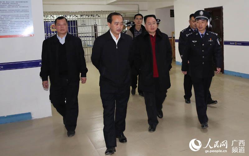 黃光華（中）在廖錦成（右一）、華勇兵（左一）等領導陪同下到鳳山縣公安局查看辦公場所
