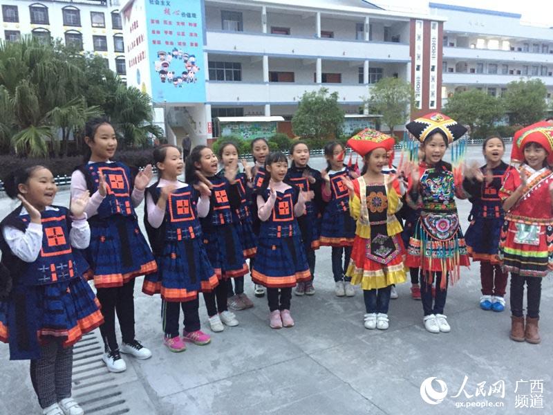 南丹縣第一小學白褲瑤學生正在校園演唱法治山歌