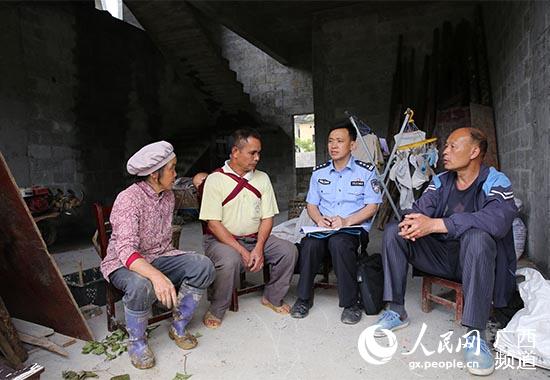 楊再勇深入貧困戶了解生產生活情況