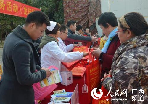 龙圩区举行2018年党员义工春节集中为民服务