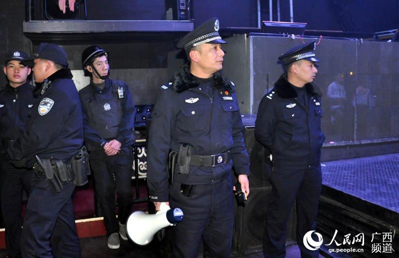 民警在TATA大廳開展治安大檢查