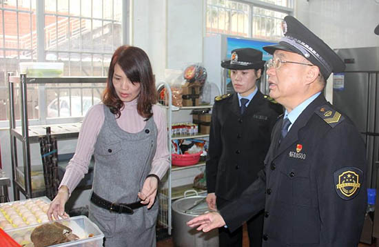 东兴市市场监督管理局对春节节前食品安全检查