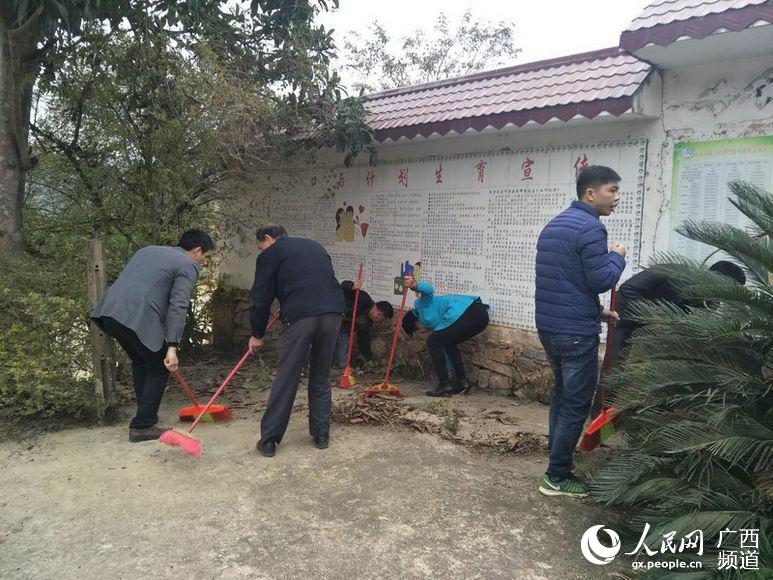 2月8日,岑溪市政府副副主席沈红梅到梨木镇开展城乡大扫除活动.