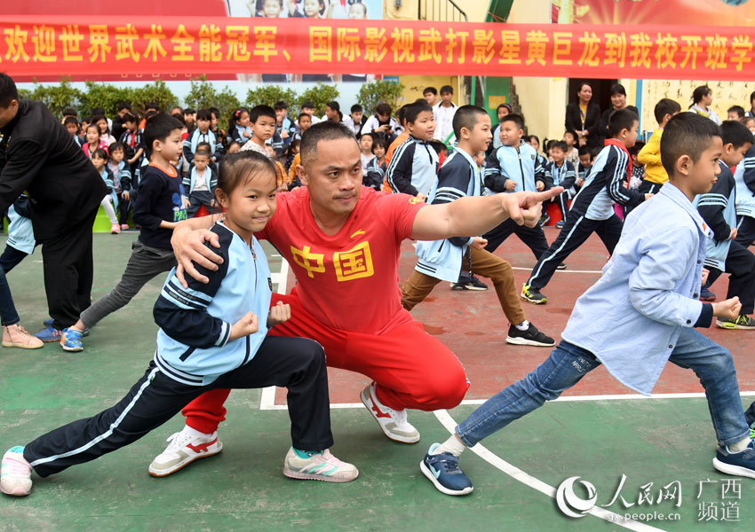 中华武术进入南宁校园 广西籍武打明星黄巨龙