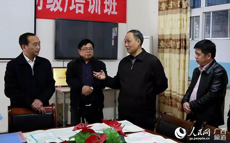 李偉文（右二）與黃光華（左一）等領導交流