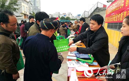 反邪教工作人員向外出務工人員講解