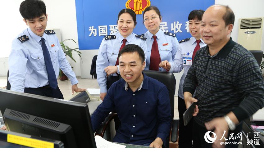 柳江区国税局开展纳税人办税体验活动