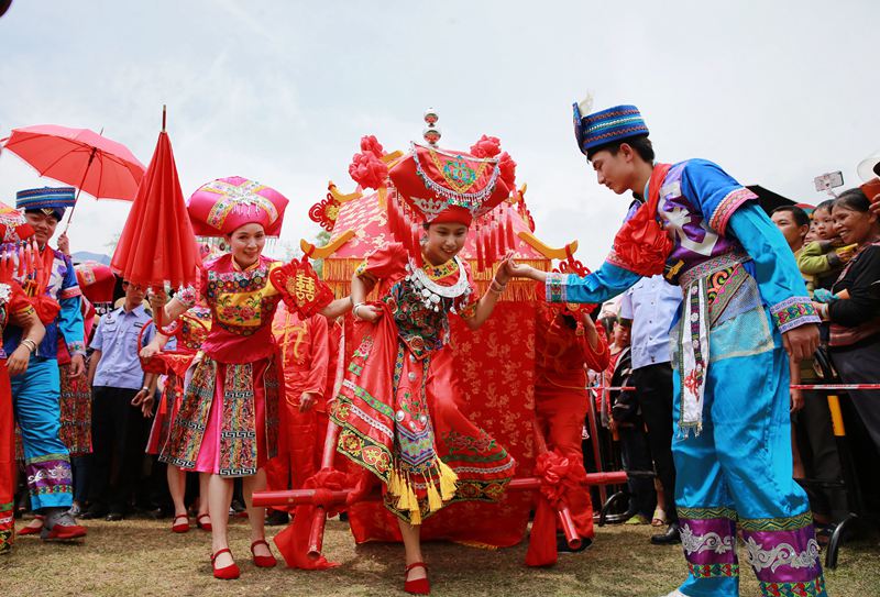 广西钦州:载歌载舞欢度三月三