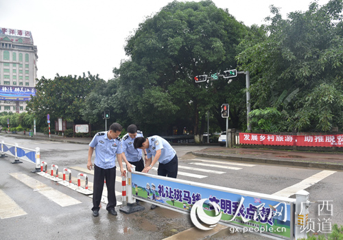 桂平市公安局加强礼让斑马线活动宣传
