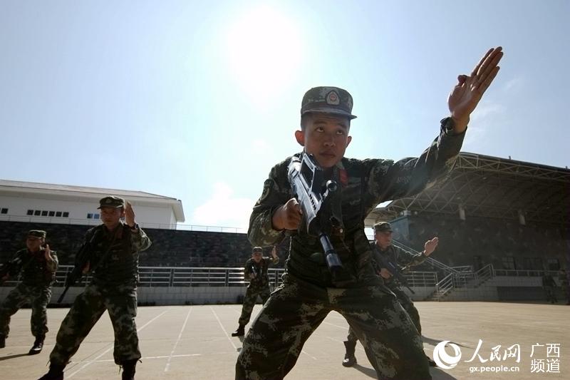 2018年6月6日,武警侦察兵高温下进行战术手语训练.