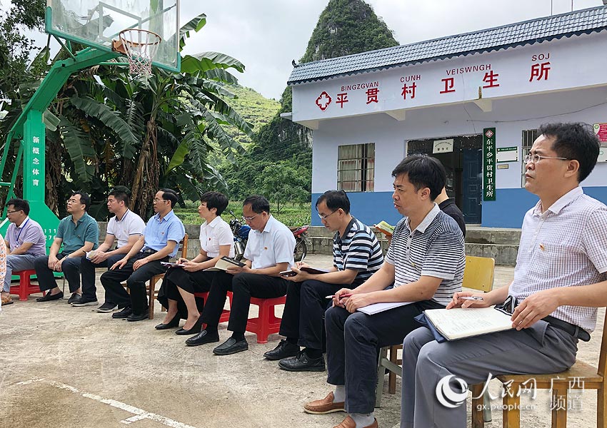 領導干部認真聆聽黨課