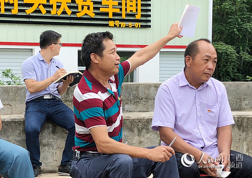 退休村干部向書記反映扶貧車間存在的實際問題