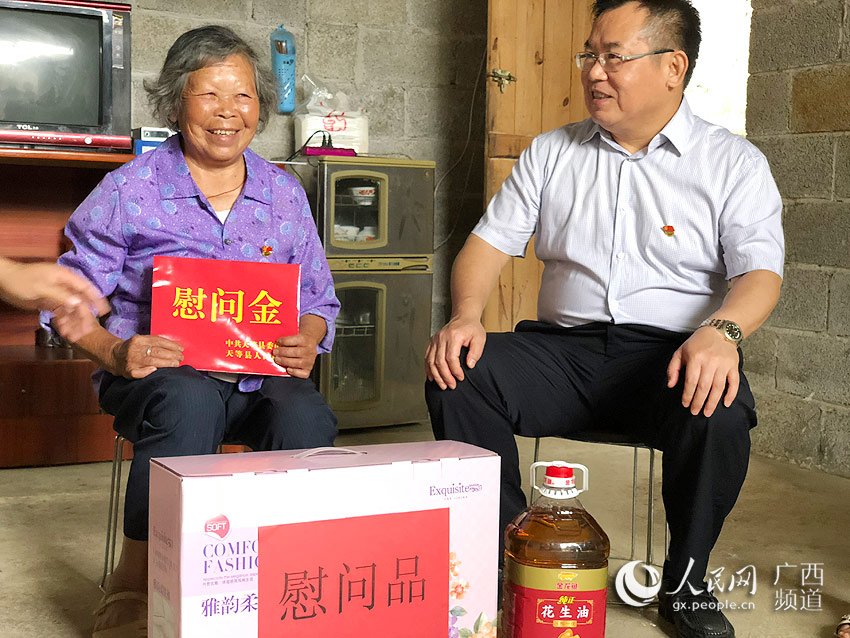 天等县委书记吴强与东平镇平贯村龙变屯83岁农村老党员凌琼利亲切交谈