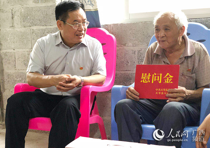 天等縣委書記吳強走訪慰問老黨員梁榮元