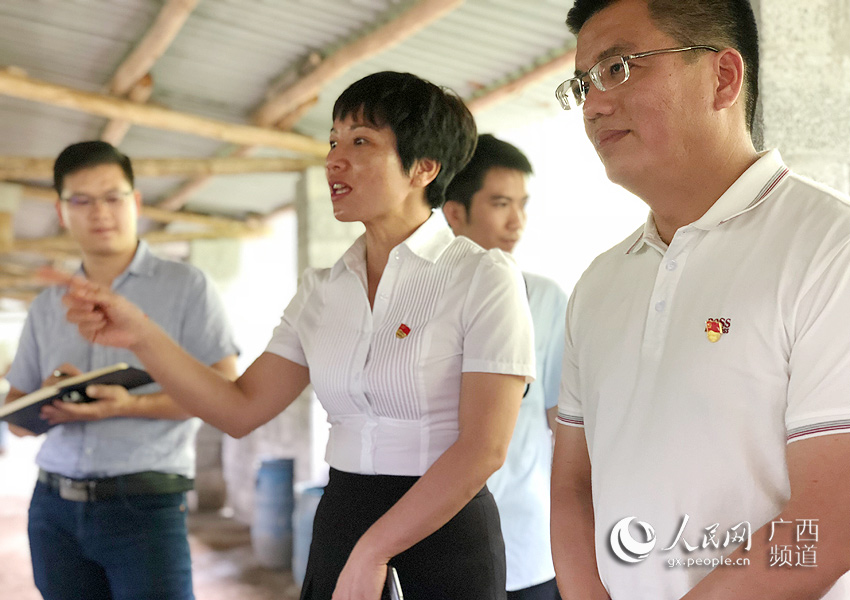 陪同調研的同志給養殖戶提建議