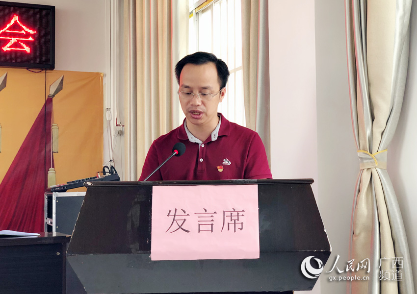 馱堪鄉黨委書記農文杰發表演講