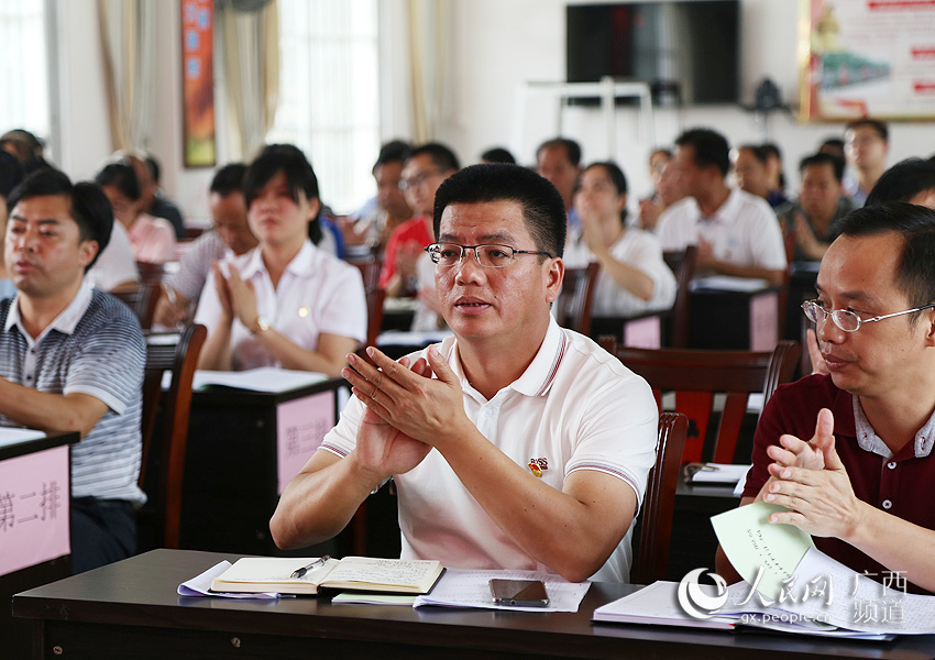 參會人員熱烈鼓掌