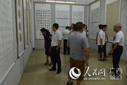 书法爱好者在书法院观展