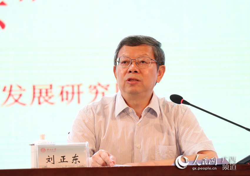 自治区政协副主席,广西大学党委书记刘正东致欢迎辞