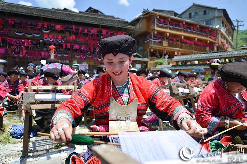 瑶族同胞在展示传统红瑶服饰制作工艺