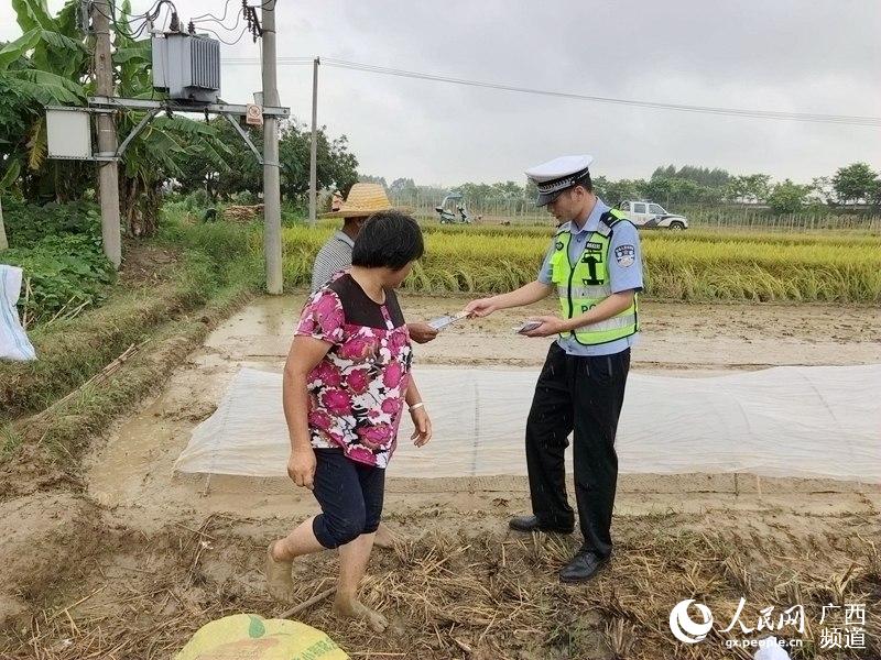 桂平市公安局:交通安全宣传到田间地头