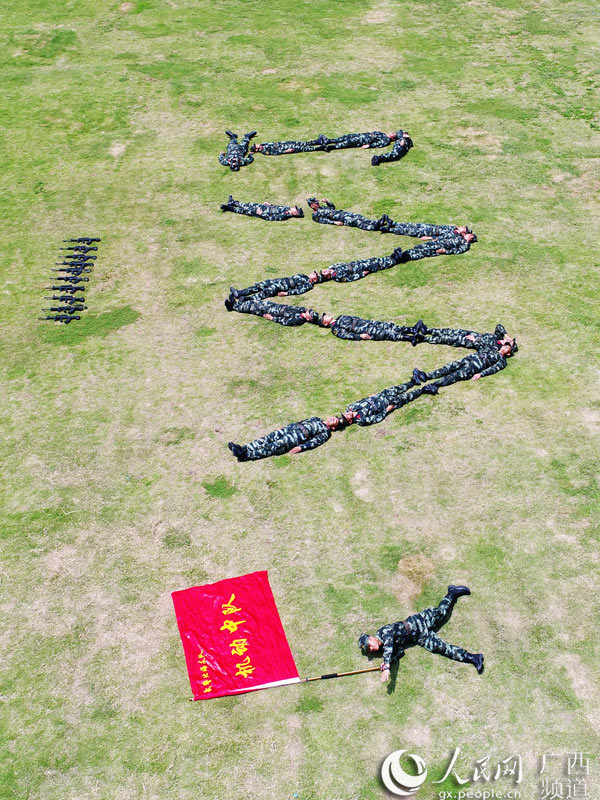 人民網北海8月13日電 都說鐵打的營盤流水的兵,退伍季,又一批老兵們告別軍營。退伍不褪色,曲終不散場,離別總是為了更好的相聚,也是一個新的開始。 每年的退伍之前,即將退伍的老兵們都會和戰友合影留念,用相機記錄那段最真摯的戰友情。近日,武警廣西總隊北海支隊機動中隊官兵利用無人機拍攝了一組創意退伍照片,以此紀念美好的軍營生活。(王勇、余海洋、湯斌)