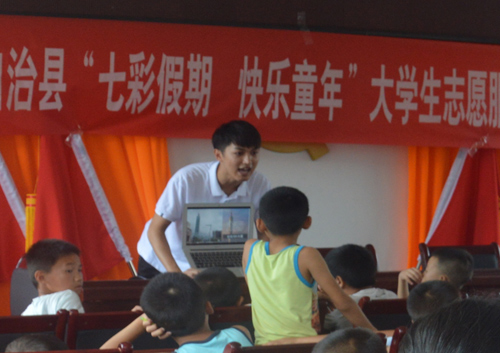 广西大学研究生支教团陪伴新石村留守儿童度过