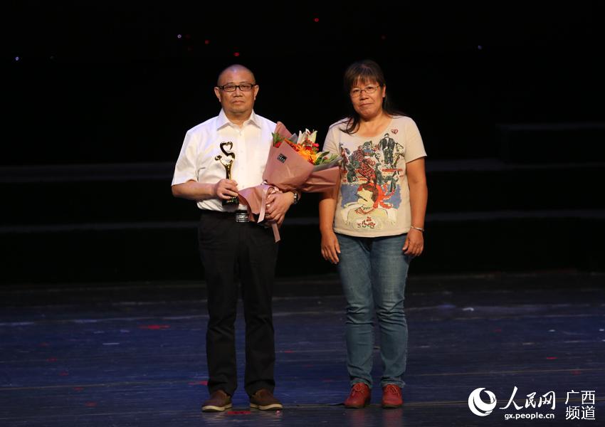 桂林市七星社区廖志珍的女儿为黄烈生颁奖