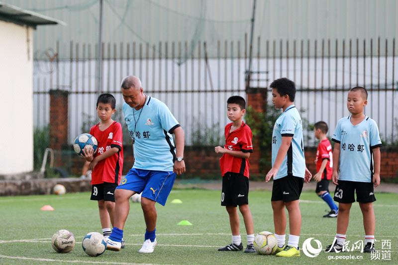 广西钦州:足球训练丰富暑假生活