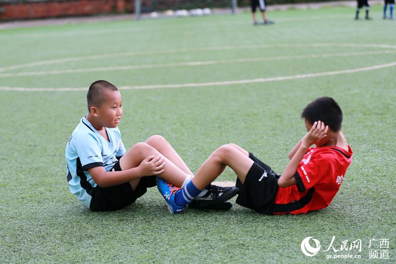 广西钦州:足球训练丰富暑假生活
