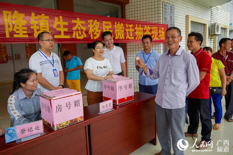 隆镇189户扶贫生态移民群众喜分房 黄成城\/摄