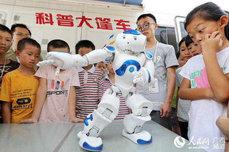 “科普大篷車”開進貧困山區學校