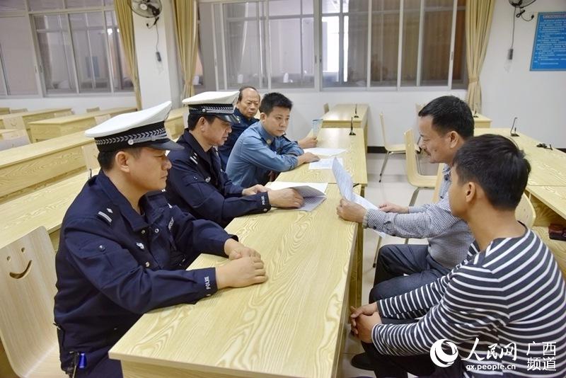 桂平市公安局推进文明交通进驾校五个一活动