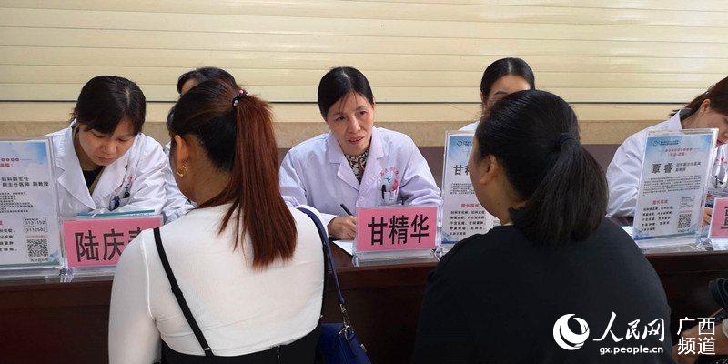 廣西民族醫院婦科專家組到龍州縣人民醫院開展聯合義診及技術交流