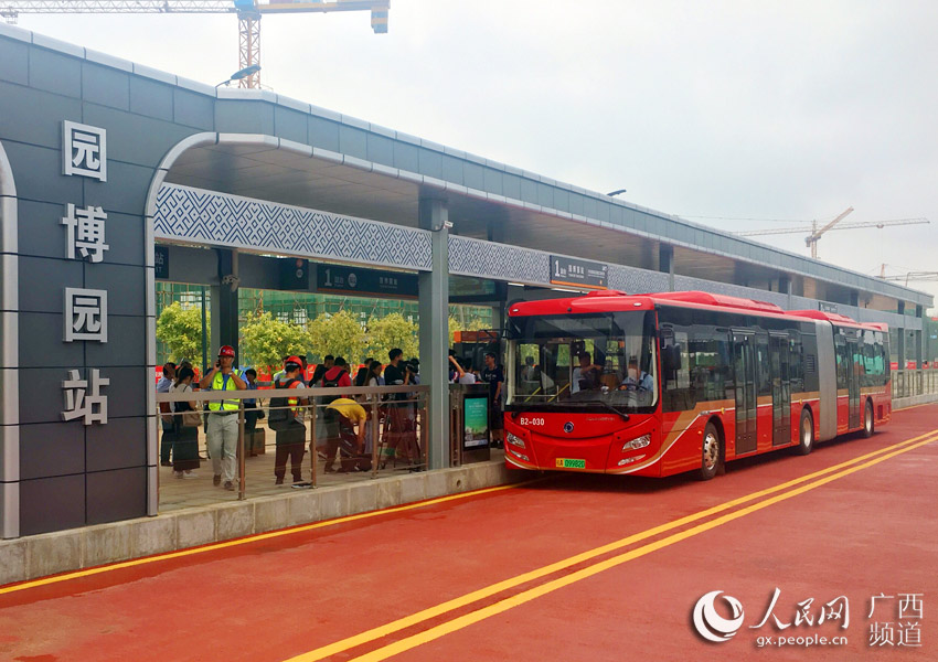 南宁市BRT2号线开通 实现多位一体交通无缝换