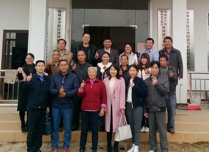 图为12月6日上午,马东村贫困户集中见面会后,后盾帮扶单位相关领导与驻村工作队、贫困户及帮扶联系人合影。 来参加这次培训,解开了我心中的一些疑惑,了解了更多的扶贫政策,弄清楚了自己能够享受哪些帮扶和补助,增添了脱贫的信心和勇气。12月6日上午,在参加了沙田镇马东村组织的贫困户集中见面会,贫困户陈大爷高兴地说。 依靠扶贫产业以奖代补政策,今年发展芋头、马蹄种植,脱贫是不成问题的。贫困户钟大哥在会上交流脱贫经验时说道。我联系帮扶的莫大哥很争气,在自己身患重病的情况下,没有因病魔折磨而让读本科的三个小