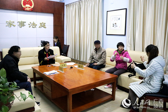 廣西柳州:手語老師譯家事特殊庭審“聽”得見