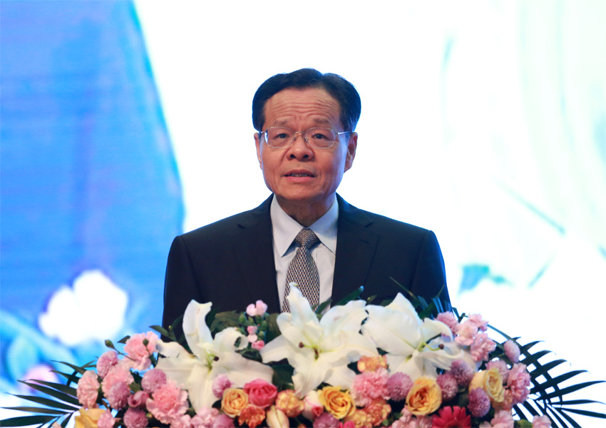 广西壮族自治区主席陈武作广西经济社会发展形