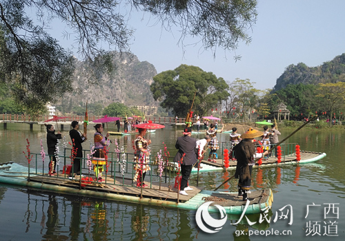 龙珠湖风景区在玉林首次推出以山水实景表演的民族风情旅游新产品