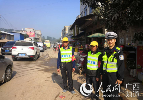 桂平公安局联合乡镇交通安全劝导员为道路安全